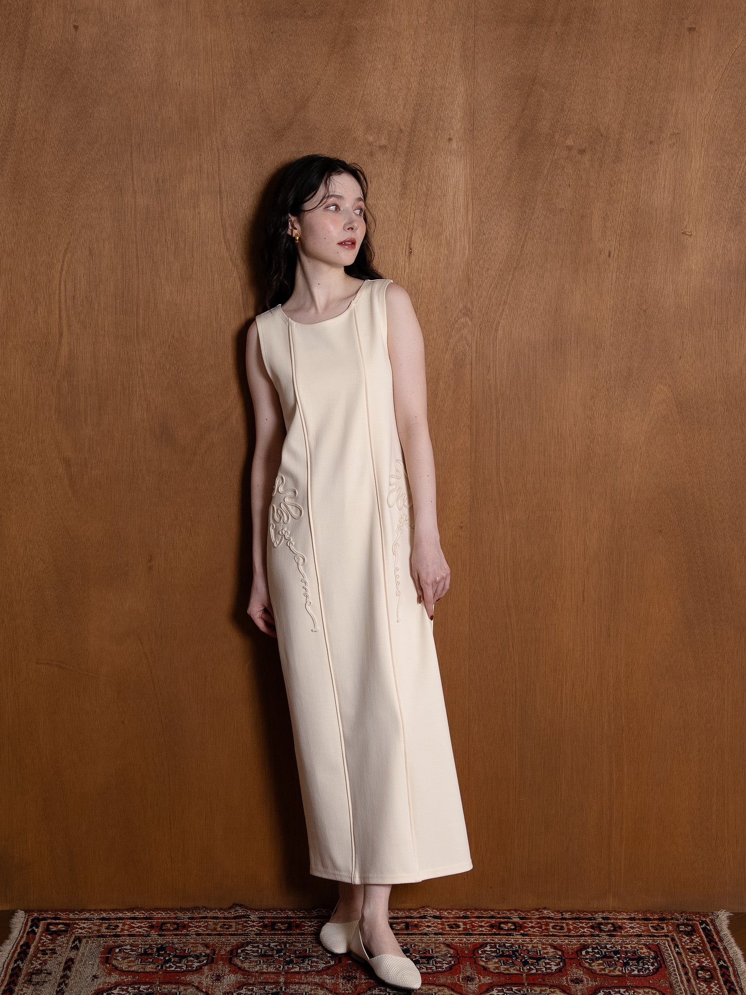 code motif sleeveless one-piece / ivory