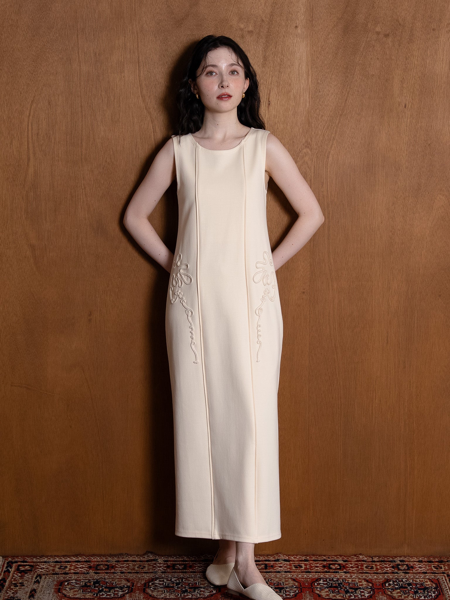 code motif sleeveless one-piece / ivory