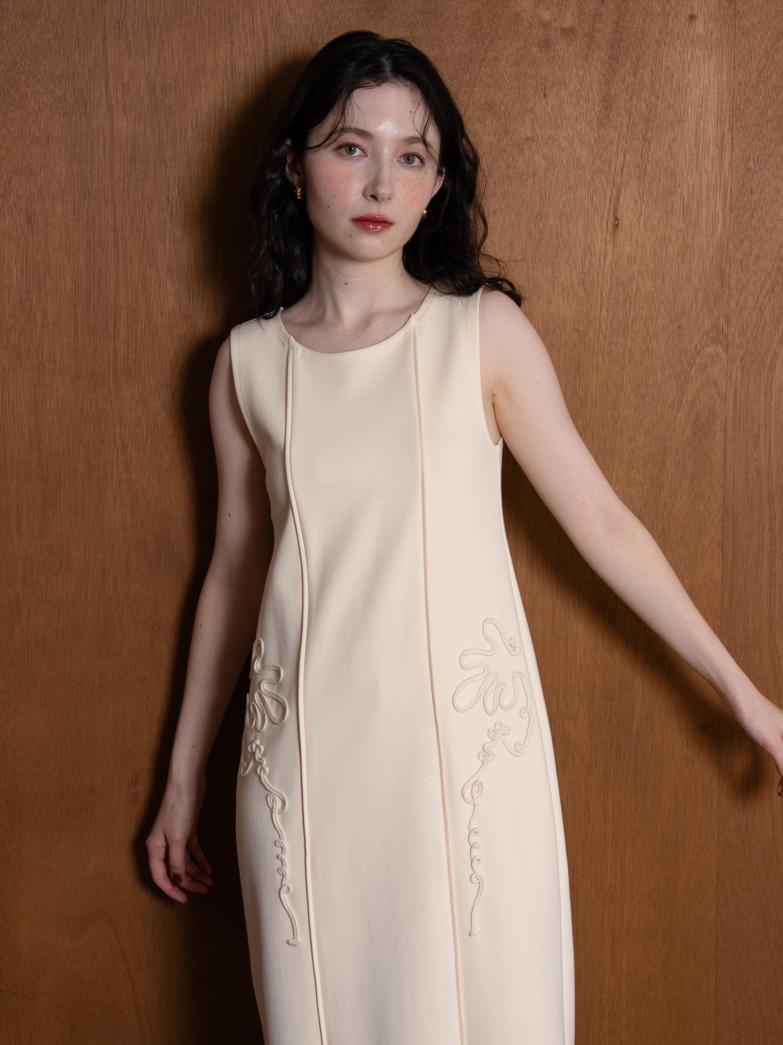 code motif sleeveless one-piece / ivory