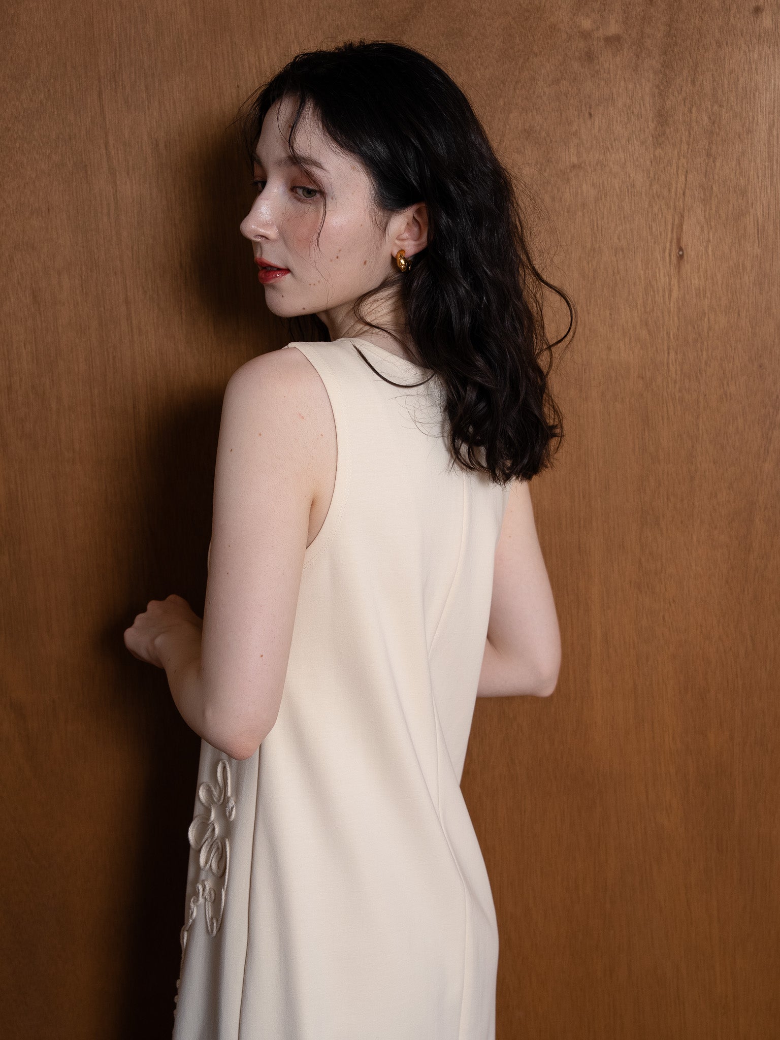 code motif sleeveless one-piece / ivory