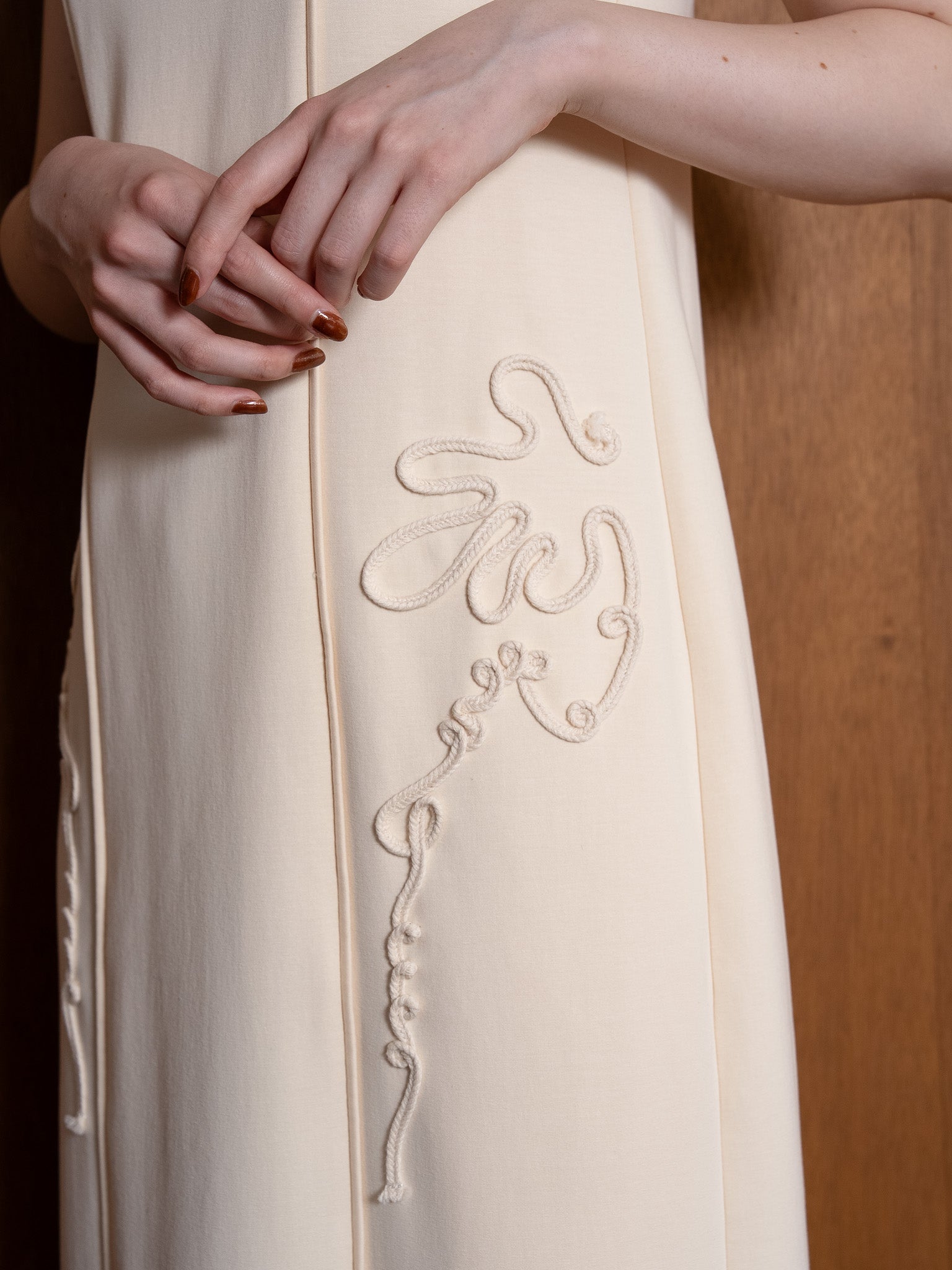 code motif sleeveless one-piece / ivory