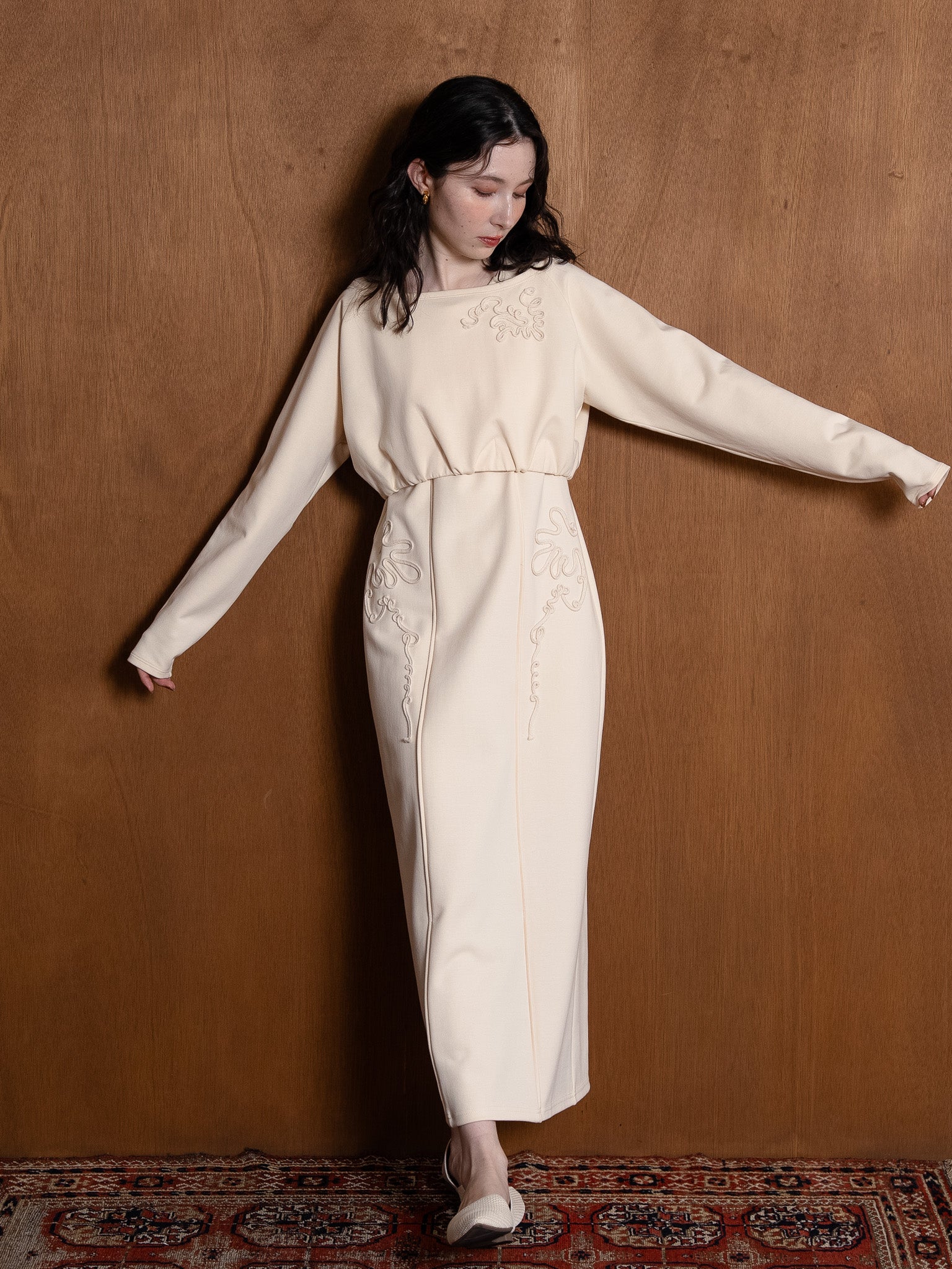 code motif sleeveless one-piece / ivory