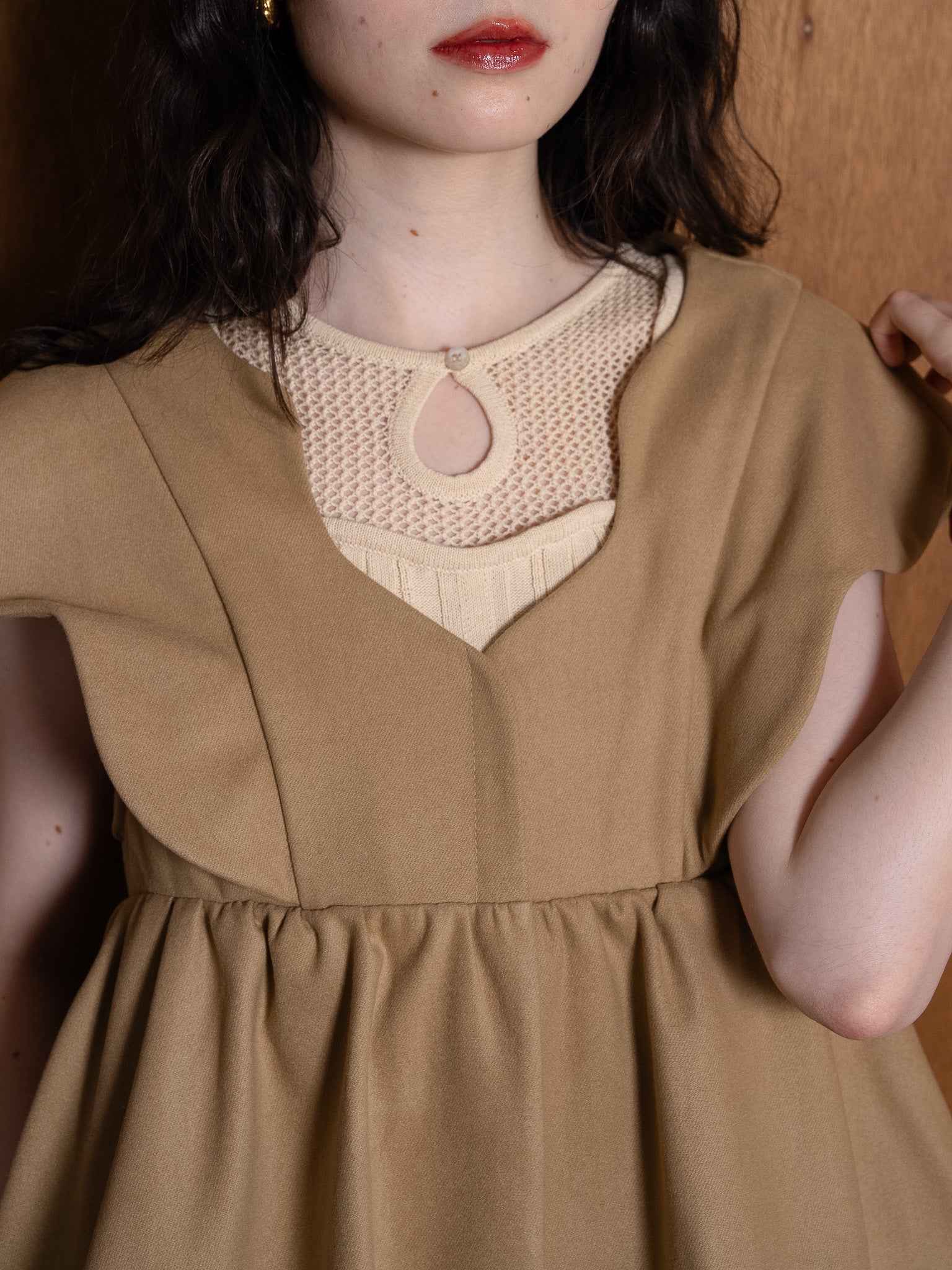 nuance collar short gilet / camel