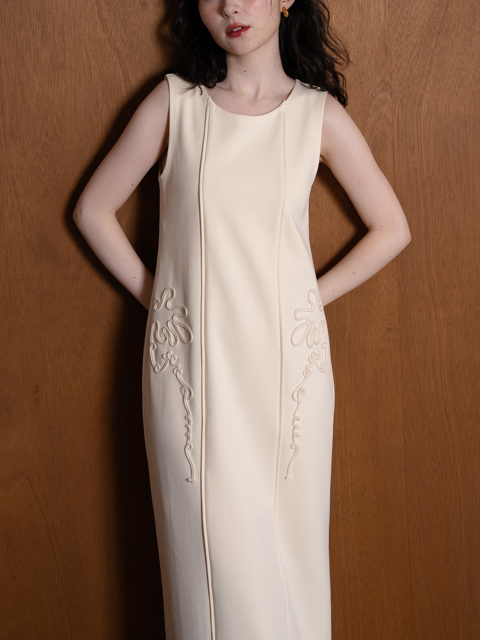 code motif sleeveless one-piece / ivory