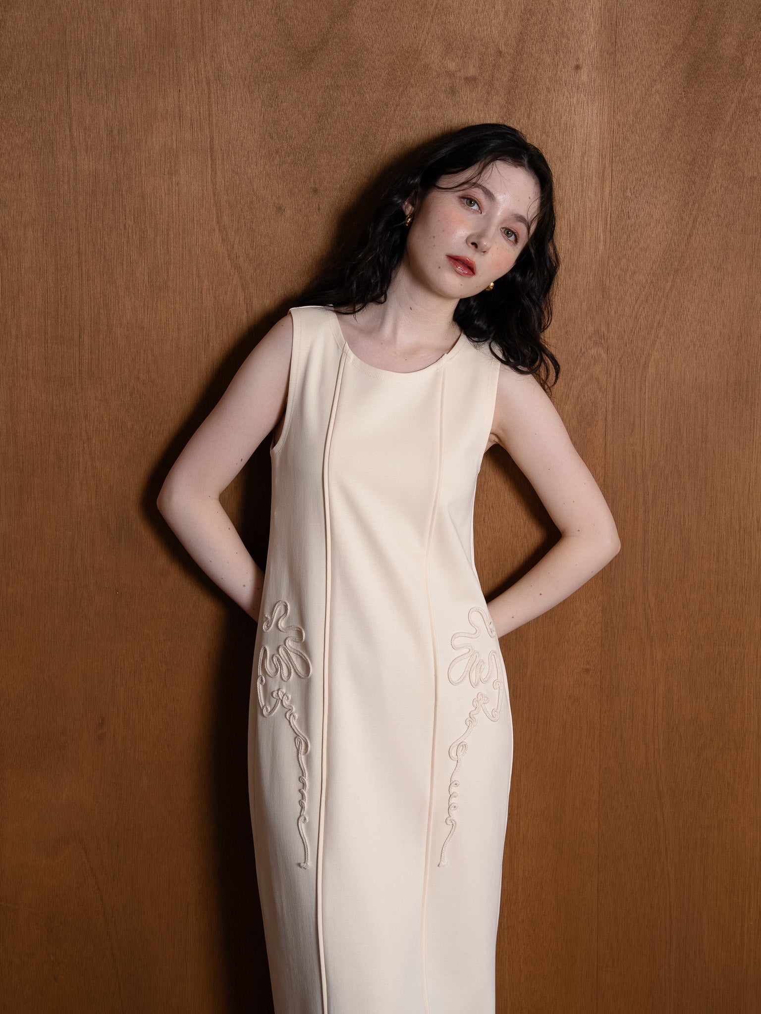 code motif sleeveless one-piece / ivory