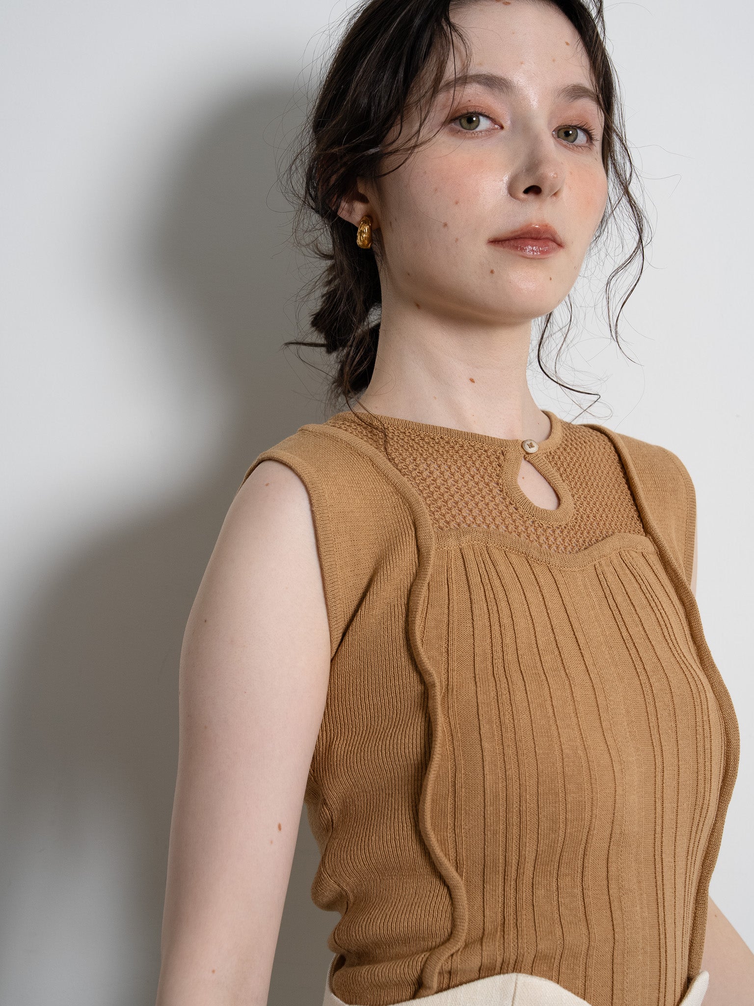 wave design knit tank-top / camel